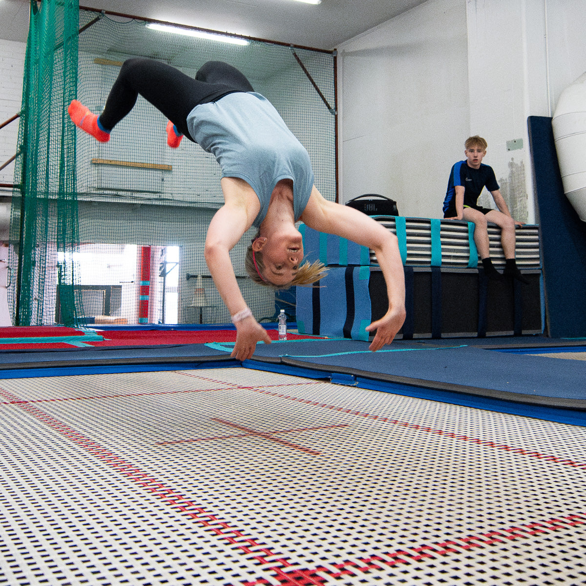 Akrobatia aikuiset edistyneet maanantaisin klo 19.00 - 20.30 Kevät 2026