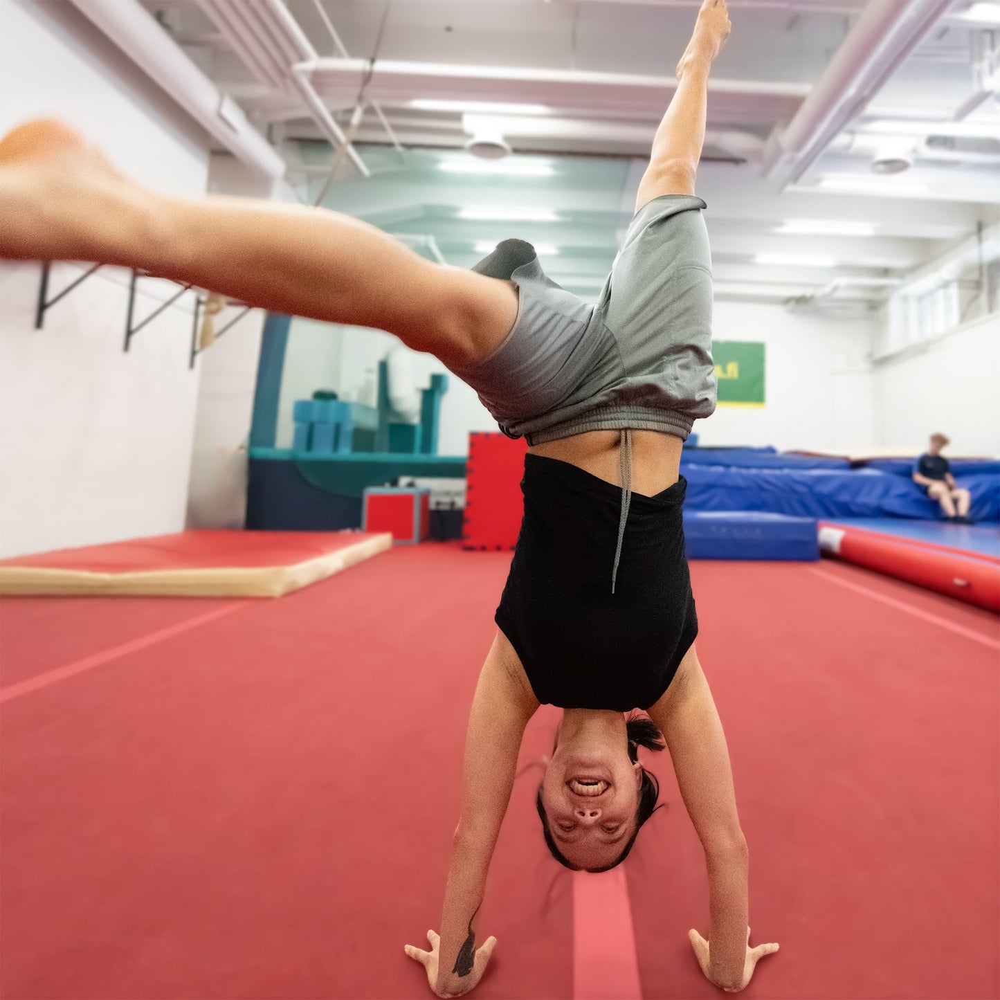 Käsilläseisonta aikuiset edistyneet keskiviikkoisin klo 20.00 - 21.00 Kevät 2026