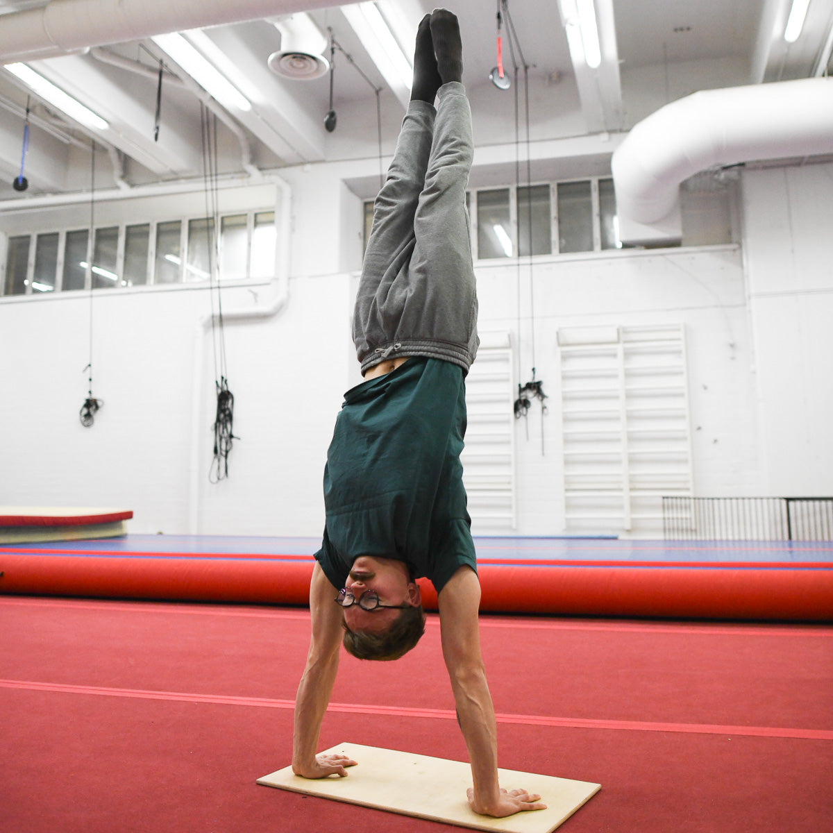 Käsilläseisonnan perusteiden tiiviskurssi aikuisille Ma 16.2 ja Ti 17.2 klo 19 - 20