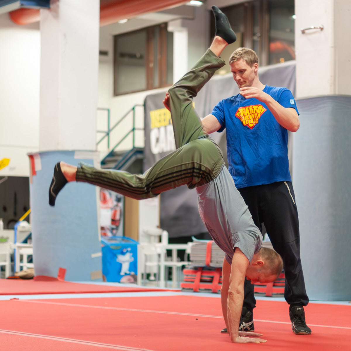 Käsilläseisonta aikuiset perusteet keskiviikkoisin klo 19.00 - 20.00 Kevät 2026