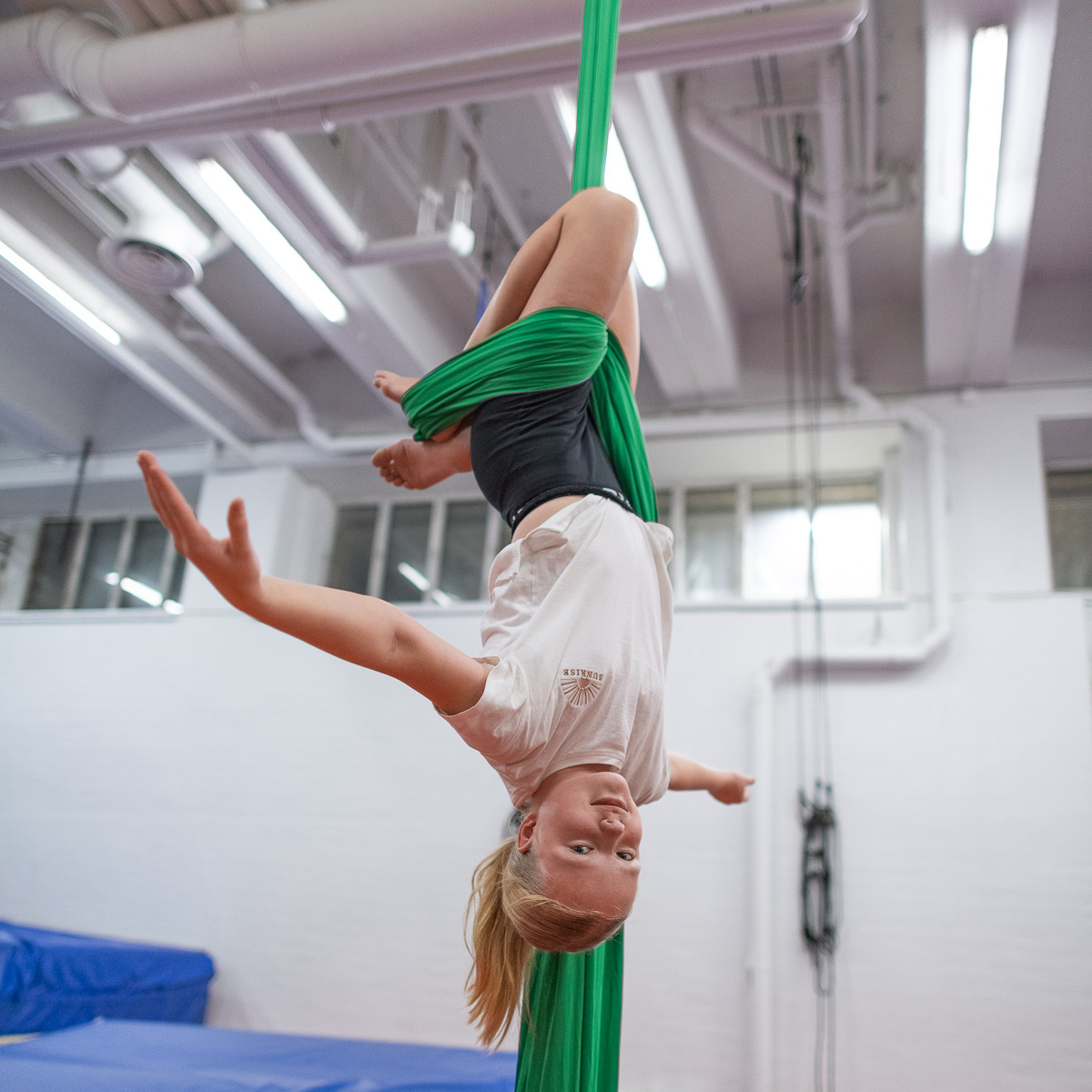 Akrobatia ja sirkus 10-12v keskiviikkoisin klo 18.00 - 19.00. Kevät 2026