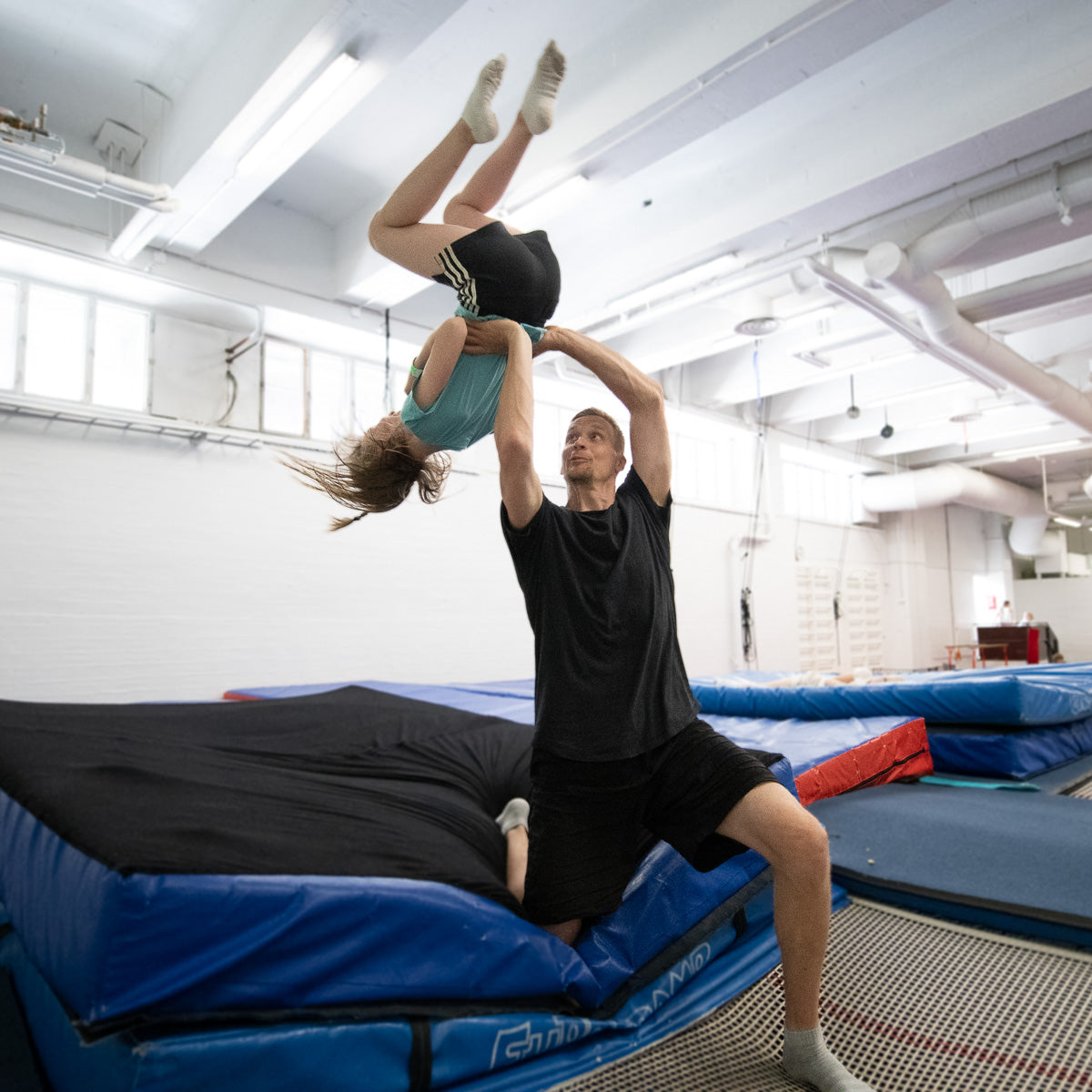 Lasten trampoliini 10-12v. keskiviikkoisin klo 18.00 - 19.00 Kevät 2026