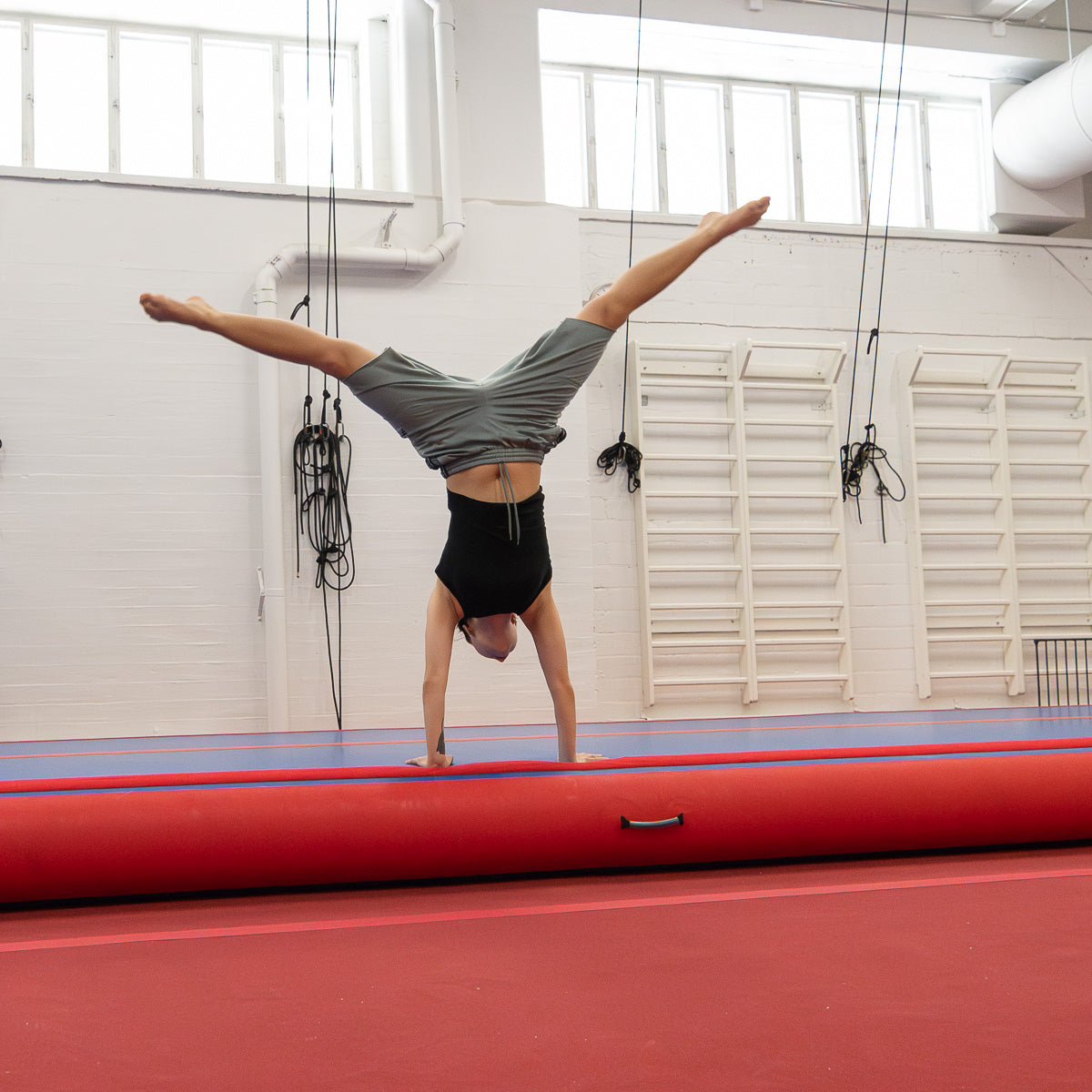 Ilmavolttiakrobatia perusteet aikuiset torstaisin klo 19.00 - 20.00 Kevät 2026