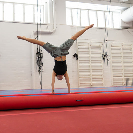 Ilmavolttiakrobatia perusteet aikuiset torstaisin klo 19.00 - 20.00 Kevät 2026