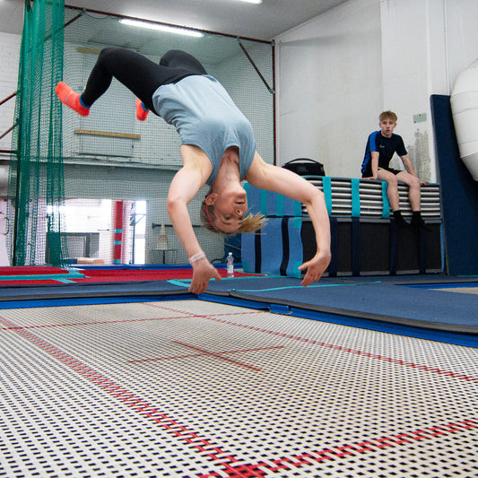 Akrobatia aikuiset edistyneet maanantaisin klo 19.00 - 20.30 Kevät 2026